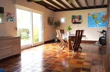 MAISON TRADITIONNELLE AVEC UN GRAND TERRAIN