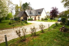 MAISON TRADITIONNELLE AVEC UN GRAND TERRAIN