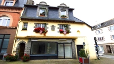 PETIT IMMEUBLE COMPRENANT UN T2 ET UN LOCAL COMMERCIAL