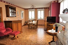 MAISON TRADITIONNELLE AVEC HANGAR