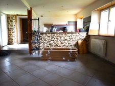 LONGERE A FINIR DE RENOVER D'ENVIRON 155M2 AVEC UN HECTARE