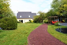 MAISON, AVEC SON GRAND TERRAIN AU CALME !