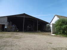 maison au calme avec 5 hectares. 5 ch. 700 m2 de dépendances