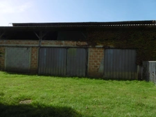 maison au calme avec 5 hectares. 5 ch. 700 m2 de dépendances