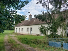 Maison à rénover et dépendances