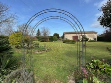 maison type longère avec parc paysager, carport, cuisine d'é