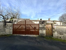 longère en pierres avec granges , 3 chambres, possibilité ch