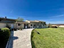 Domaine clos avec 2 maisons, piscine chauffée et dépendances