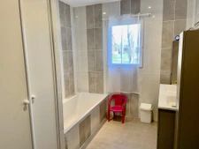 Maison spacieuse de plain-pied de 150m2, avec double garage 