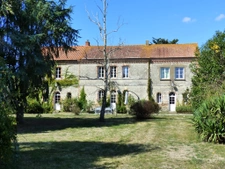 PROPRIETE du 19ème siècle de 300 m2 avec terrain de 4ha envi