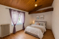 Maison type longère de 5 chambres, garages, grand terrain, é