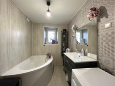 Maison type longère de 5 chambres, garages, grand terrain, é