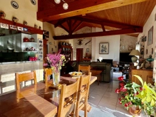 Maison de 123 m2 avec grand terrain, piscine couverte, 3 cha