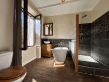 Maison avec dépendances, 4 chambres, panneaux solaires et fo