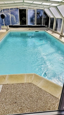 Maison de 123 m2 avec grand terrain, piscine couverte, 3 cha