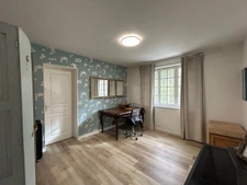 Propriété avec maison principale et gîte potentiel sur grand