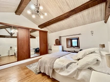 belle demeure en pierres, 2 chambres, piscine, dépendances