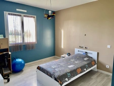 Maison spacieuse de plain-pied de 150m2, avec double garage 