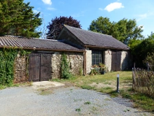 PROPRIETE du 19ème siècle de 300 m2 avec terrain de 4ha envi