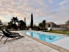 Domaine clos avec 2 maisons, piscine chauffée et dépendances