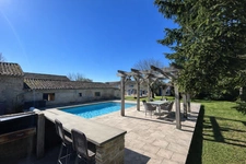 Maison de caractère avec dépendances, piscine chauffée et pa