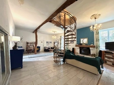 Propriété avec maison principale et gîte potentiel sur grand