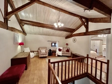 belle demeure en pierres, 2 chambres, piscine, dépendances