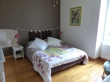 PROPRIETE du 19ème siècle de 300 m2 avec terrain de 4ha envi