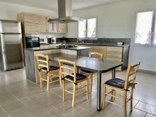 Maison spacieuse de plain-pied de 150m2, avec double garage 