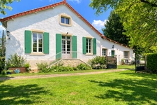 Propriété avec maison principale et gîte potentiel sur grand