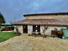 belle demeure en pierres, 2 chambres, piscine, dépendances