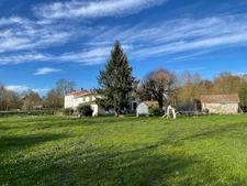 Maison type longère de 5 chambres, garages, grand terrain, é