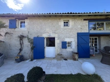 Domaine clos avec 2 maisons, piscine chauffée et dépendances