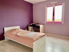 Maison spacieuse de plain-pied de 150m2, avec double garage 