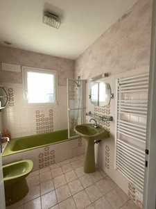 Plain-pied avec grand jardin arboré - Bungalow with large la