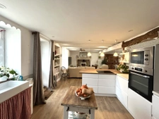 Maison avec grange et terrain de 3 800 m2 / House with barn 