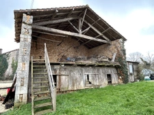 Maison avec grange et terrain de 3 800 m2 / House with barn 