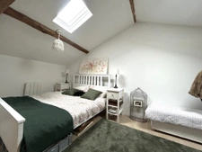 Maison avec grange et terrain de 3 800 m2 / House with barn 