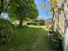 À vendre   Maison en pierre avec grange, jardin et garage-Ch