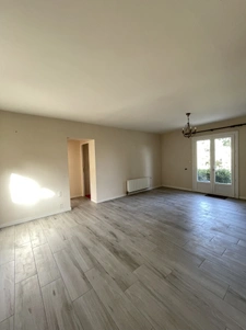 Plain-pied avec grand jardin arboré - Bungalow with large la