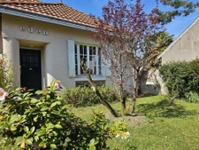 Nantes La Perverie, maison avec un garage et jardin.