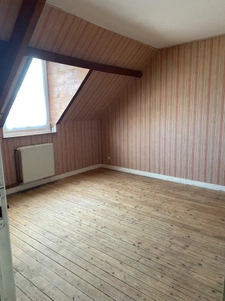 Maison de ville à rénover   115 m2   Stationnement   Château