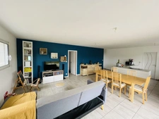 Maison de plain pied récente avec 3 chambres, jardin et gara