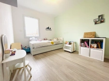 Maison de plain pied récente avec 3 chambres, jardin et gara