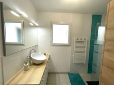 Maison de plain pied récente avec 3 chambres, jardin et gara