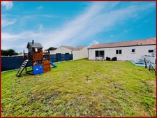 Maison de plain pied récente avec 3 chambres, jardin et gara