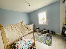 Maison de plain pied récente avec 3 chambres, jardin et gara