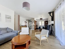 Une maison, chaleureuse, confortable et fonctionnelle
