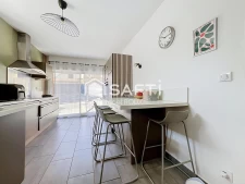 Une maison, chaleureuse, confortable et fonctionnelle