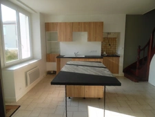 SAINT CHRISTOPHE DU BOIS: LOCATION MAISON 2 CHAMBRES + BUREA